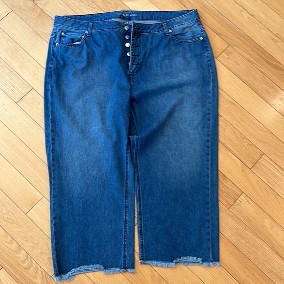 Michael Kors Wide Leg Cropped Jeans. - Picture 4 of 9
